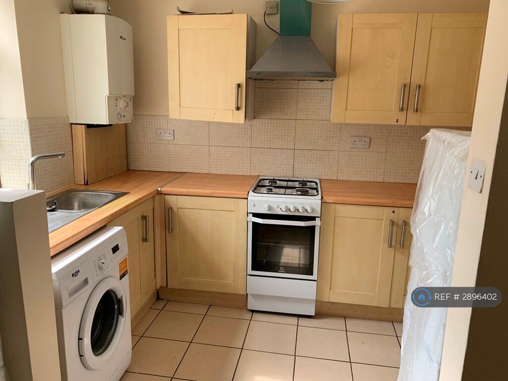 5 bedroom semi-detached house for rent