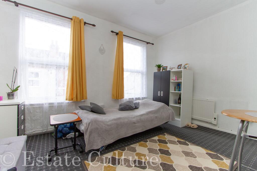 Apartment in Coventry, Paradise - View 3