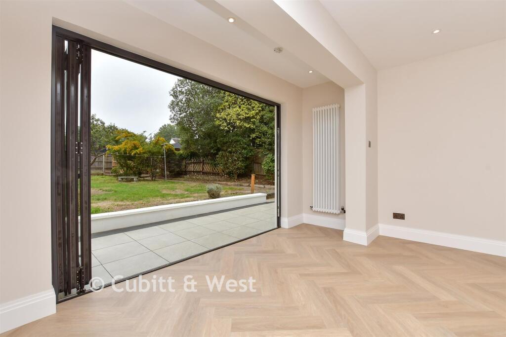 House in Sutton - View 5