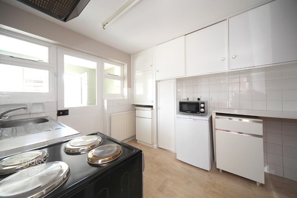 House in Luton - View 5