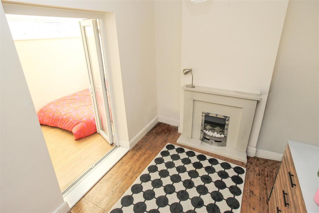 Apartment in Southend-on-Sea - More