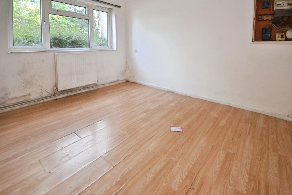 Apartment in Crawley, Southgate - More