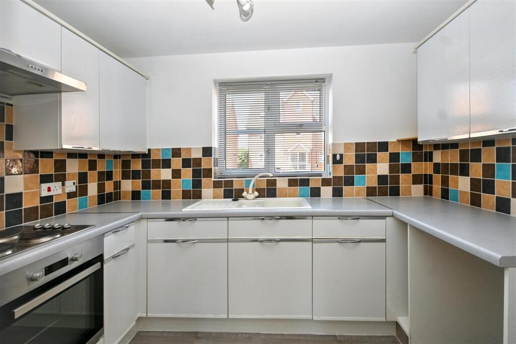 Apartment in Eastbourne, East Sussex - View 3