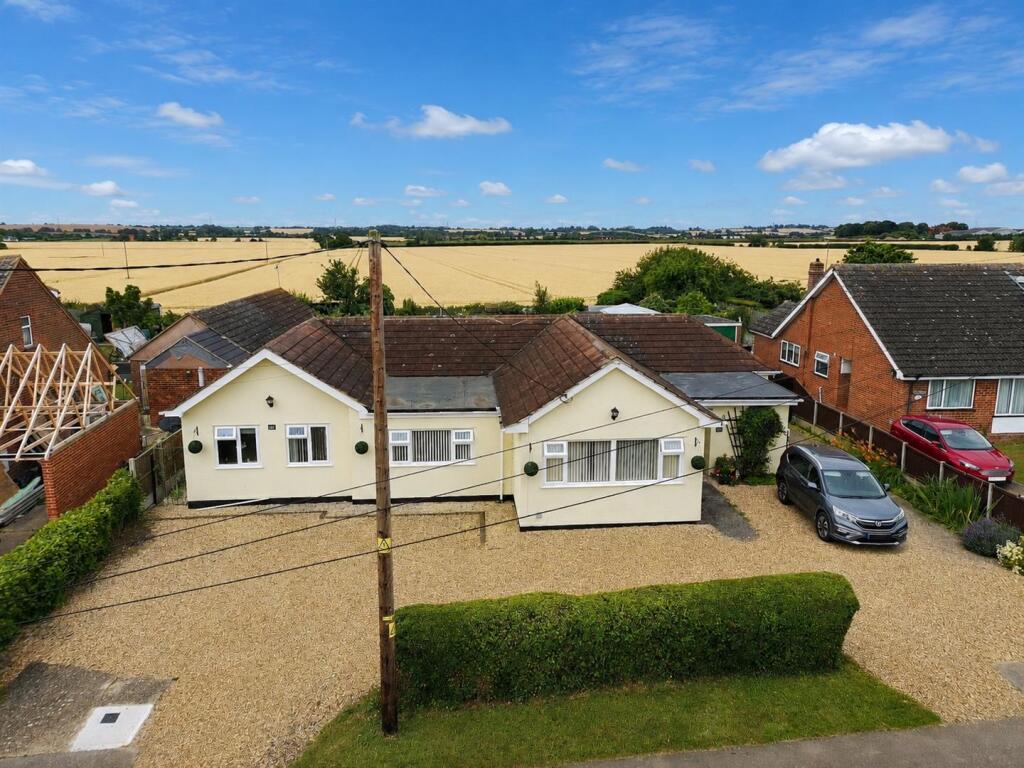 4-bed detached on West Avenue, Mayland, £675,000