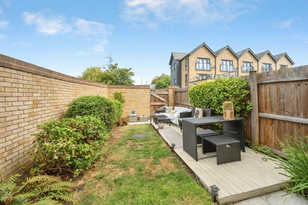 House in Croydon - More