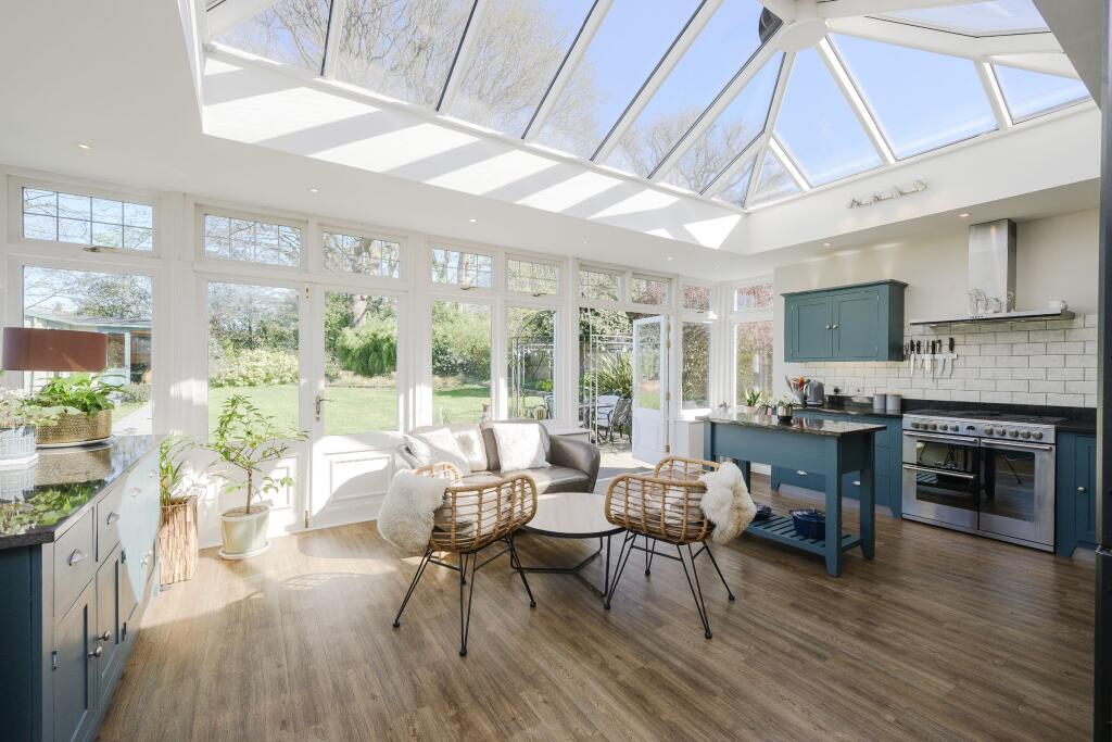 House in Elmbridge, Claygate - More