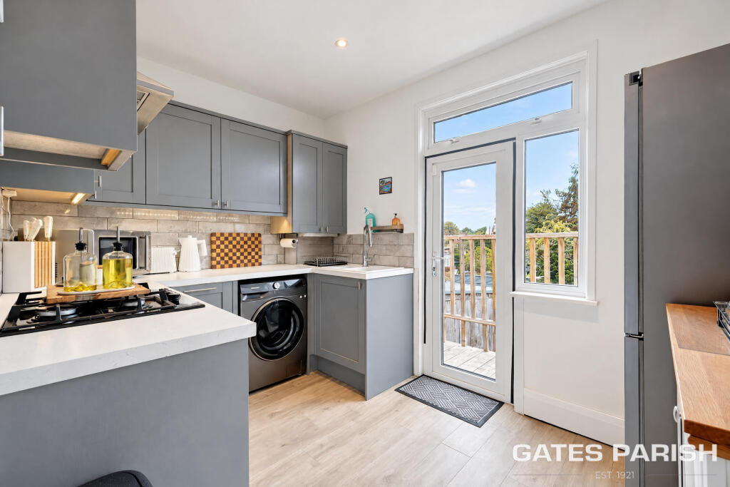 Apartment in Hornchurch, Gidea Park - More