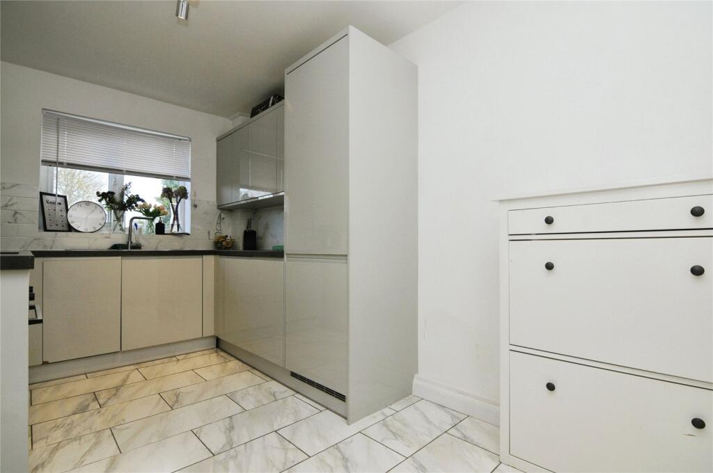 Firsgrove Road, Warley, Brentwood, Essex, CM14 photo 4