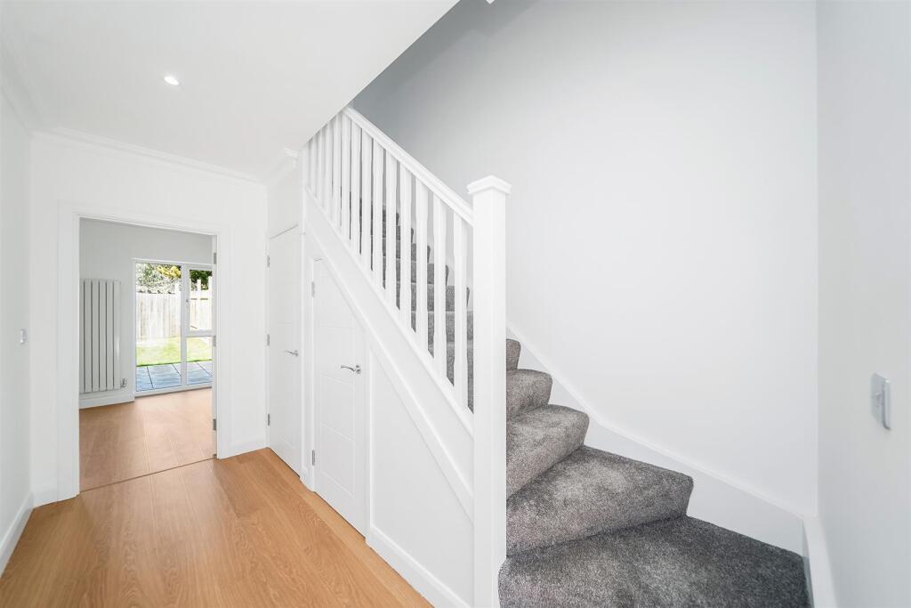 Dhani Close, COLLIER ROW, RM5 photo 3