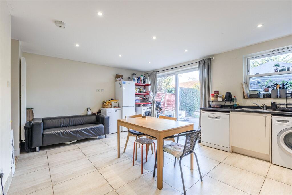 New Haw Road, Addlestone, Surrey, KT15 photo 4