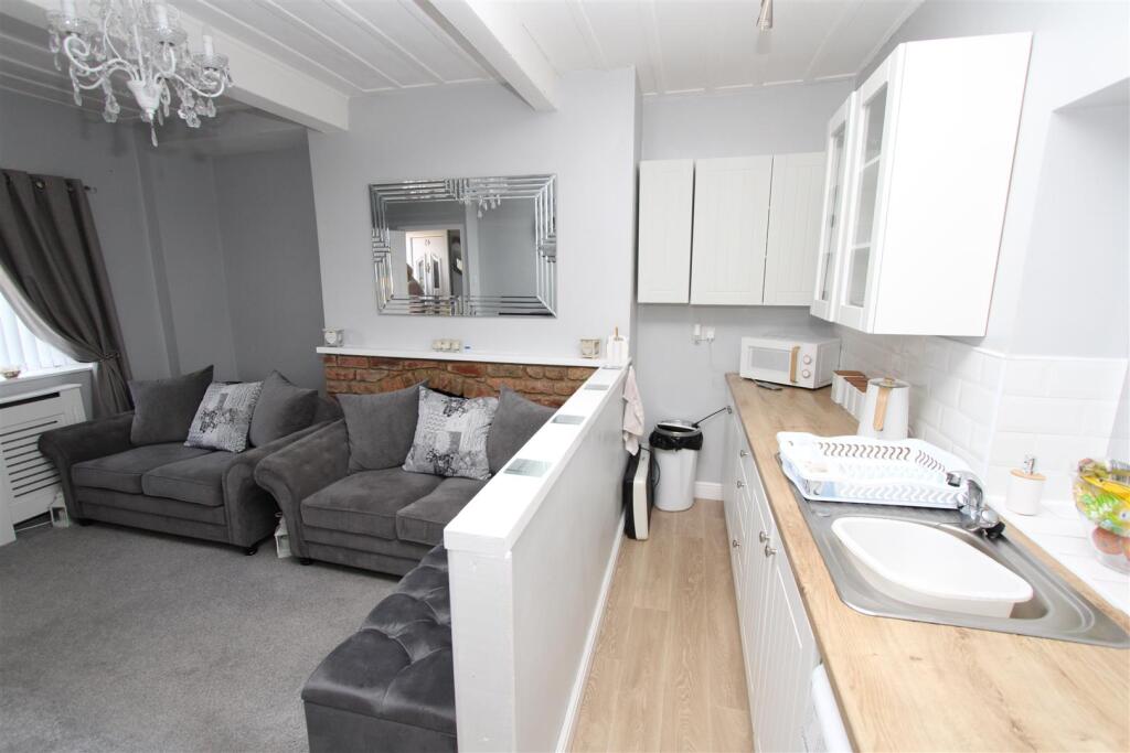 House in Bradford, Fourlands, Idle - View 3