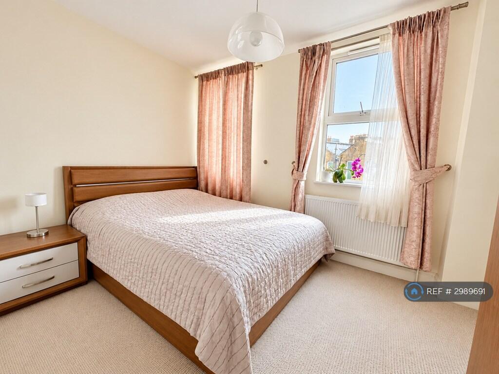 Apartment in Twickenham - View 3