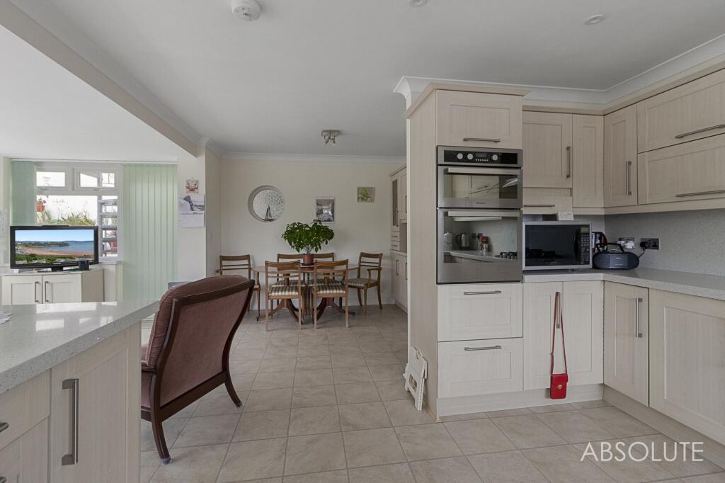 House in Torquay, Torbay - More