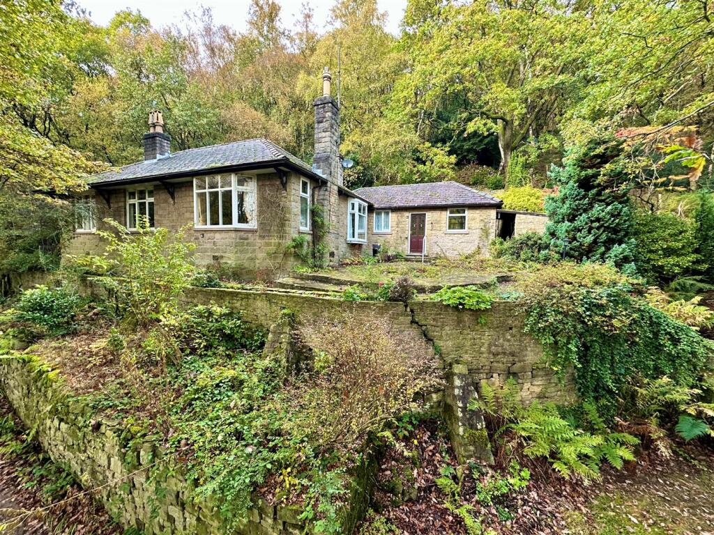 3-bed detached on Kinder Road, Hayfield, High Peak, £565,000