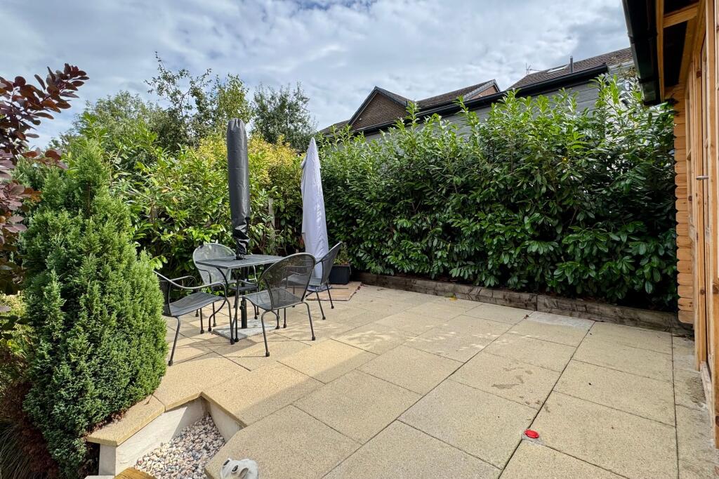 House in High Peak, Hadfield - View 4