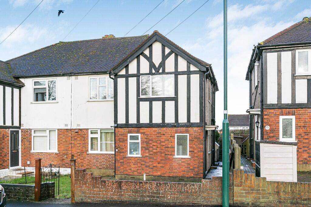 2-bed flat on Netley Close, Sutton, Surrey, SM3, £325,000