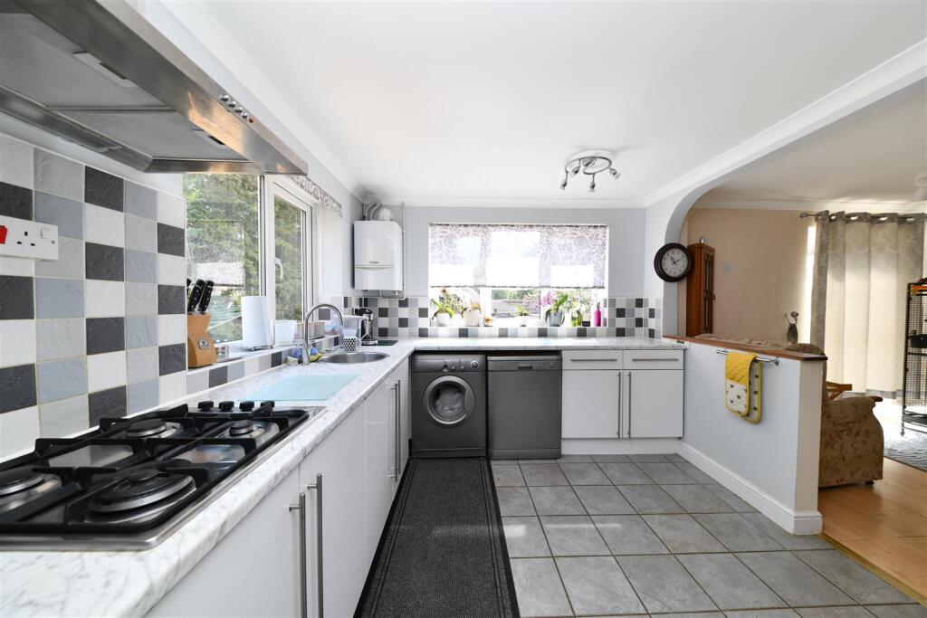 Broadwater Crescent, Stevenage photo 4
