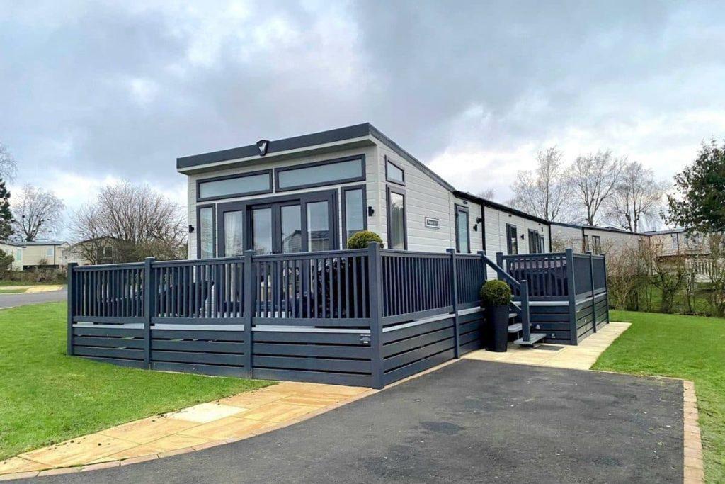 2-bed caravan on MIll Lane, Hawksworth, Leeds, LS20 8PQ, £59,995