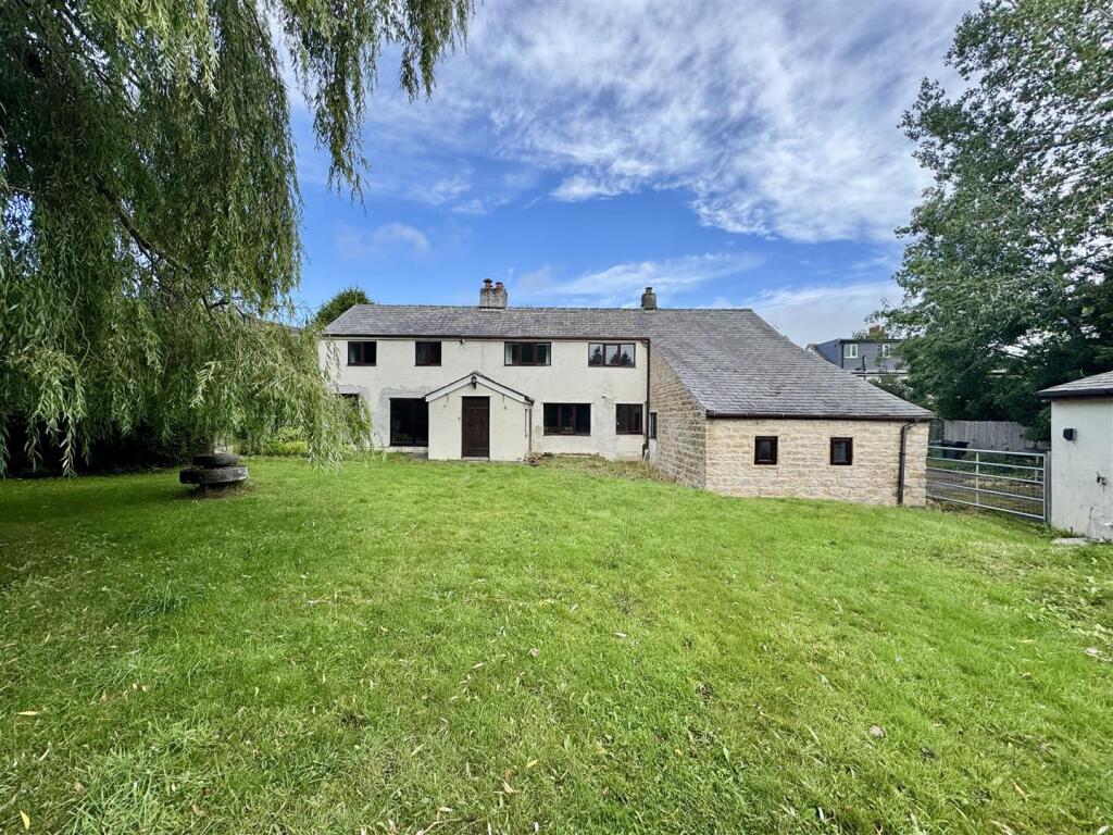 3-bed detached on Lowerhouses Lane, Huddersfield, HD5 8JX, £325,000