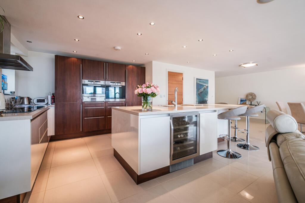 Apartment in Poole - More
