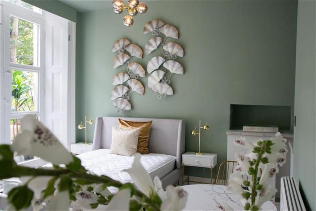 Main image of property: Queen's Gardens, W2