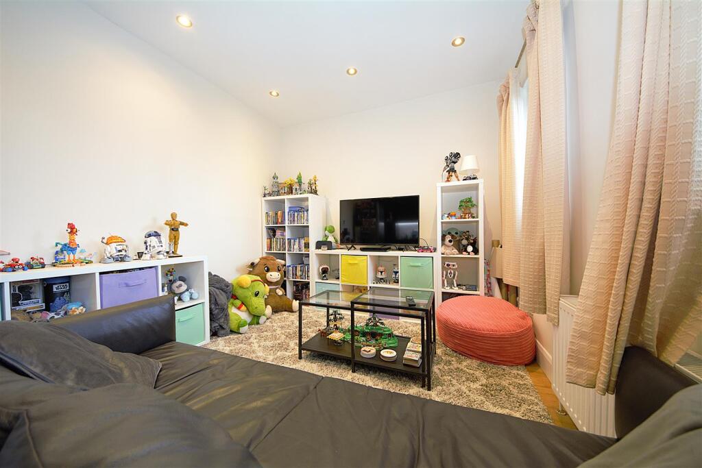 Main image of property: High Road, East Finchley, N2