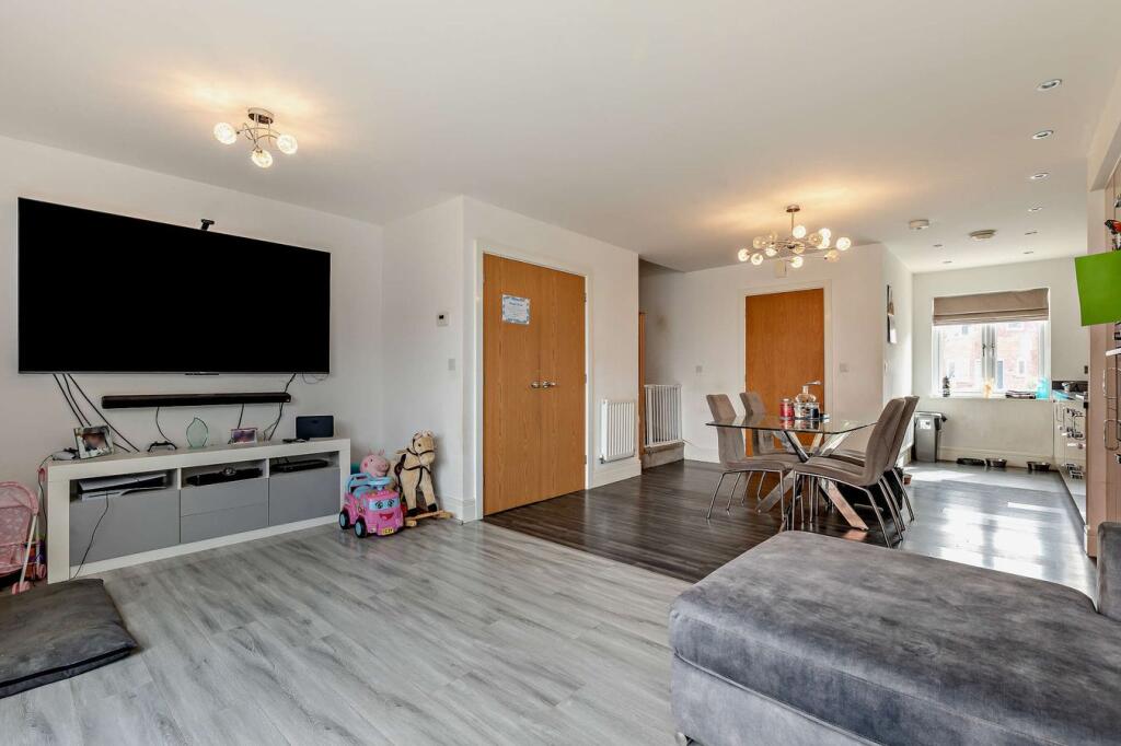 House in Bolsover, Clowne - More