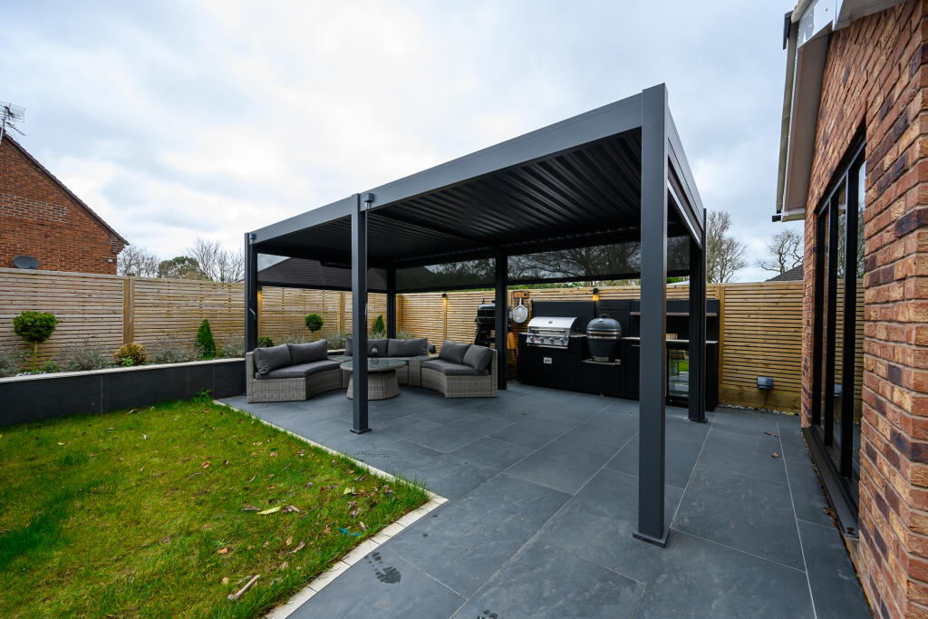 Sandington Drive, Cuddington photo 4