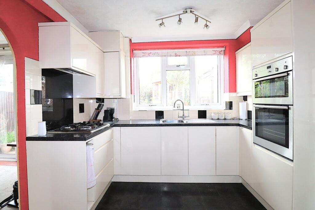 Hurst Road, Farnborough, GU14 photo 4