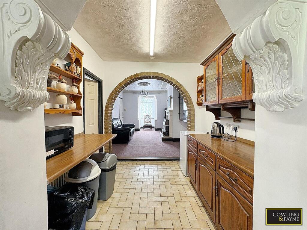 House in Basildon, Wickford - More