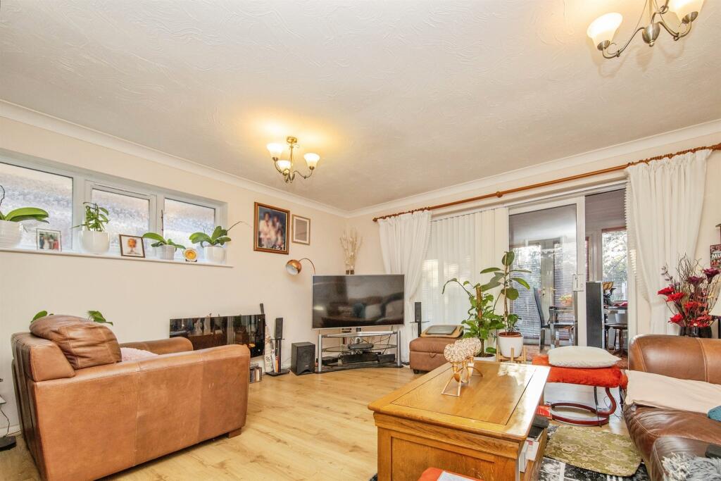 Holmwood Close, Clacton-On-Sea photo 3