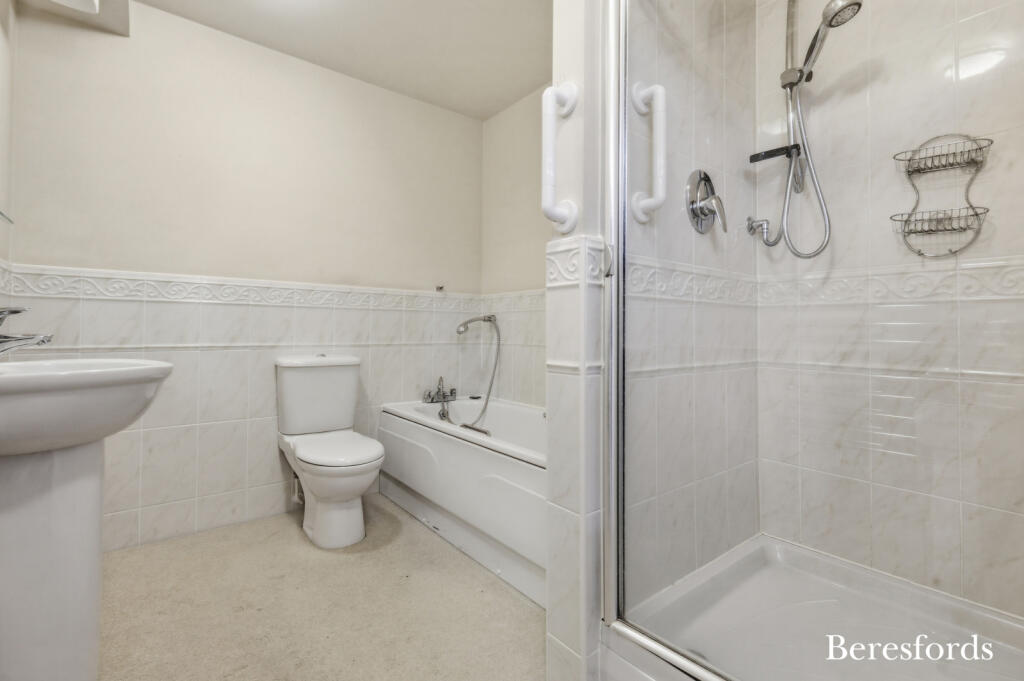 Apartment in Basildon, Billericay - View 2