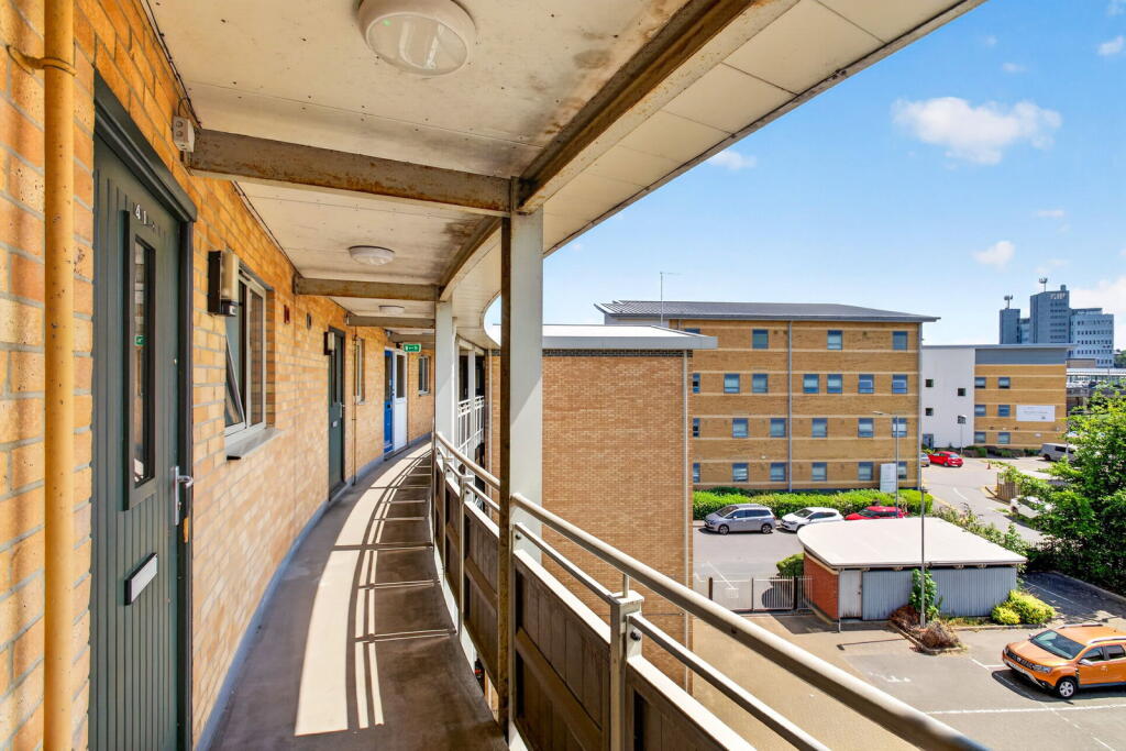 Apartment in Kettering, North Northamptonshire - View 2