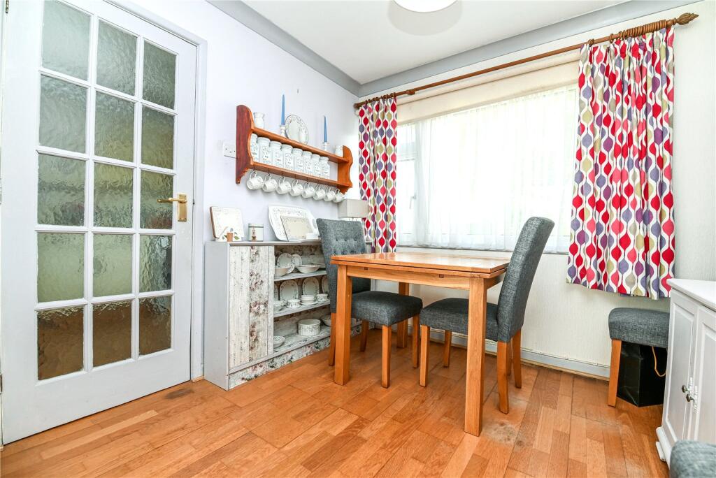 Camellia Gardens, New Milton, Hampshire, BH25 photo 4