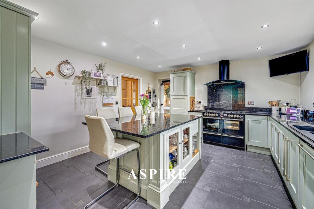 3-bed detached on Video Presentation Inside - Great Burches Road, Benfleet, £650,000