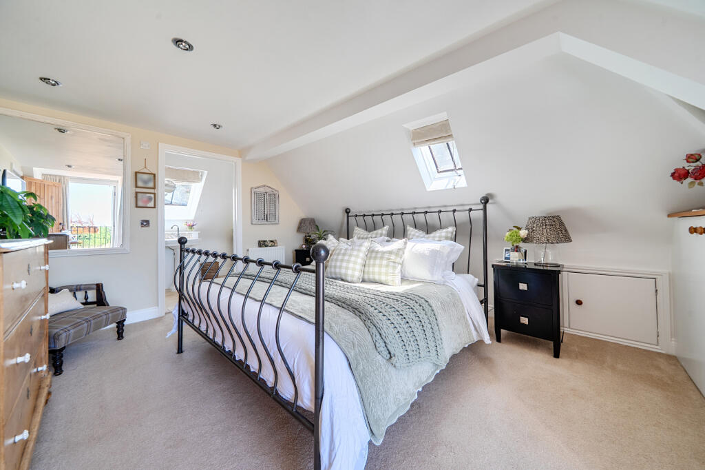 House in Reigate and Banstead, Gatton - More