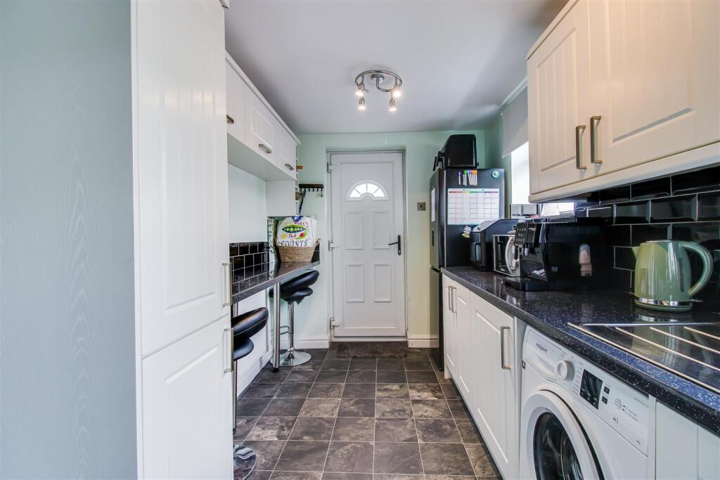 House in Wakefield, Flanshaw - View 3