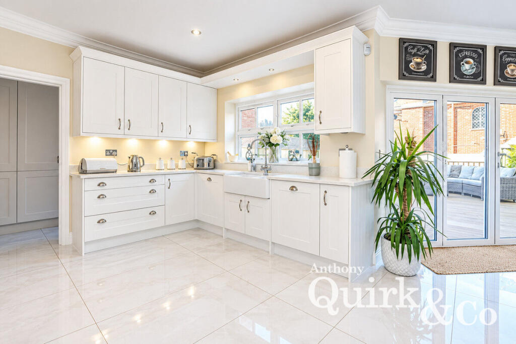 House in Castle Point, Canvey Island - View 4