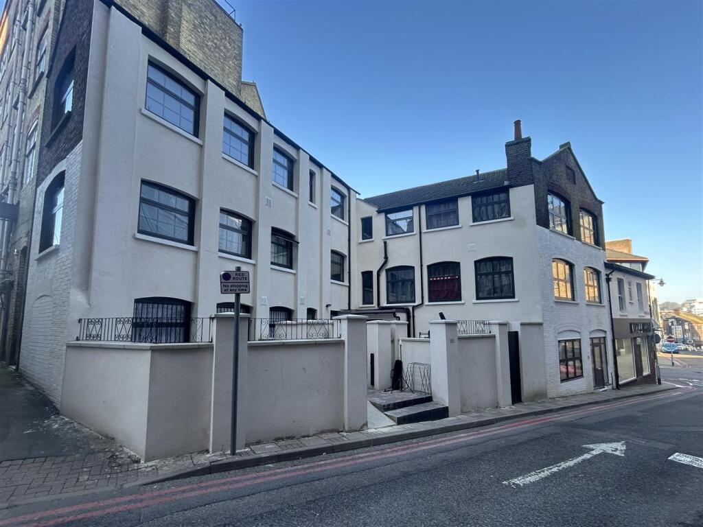 Main image of property: Dunstable Place, Luton