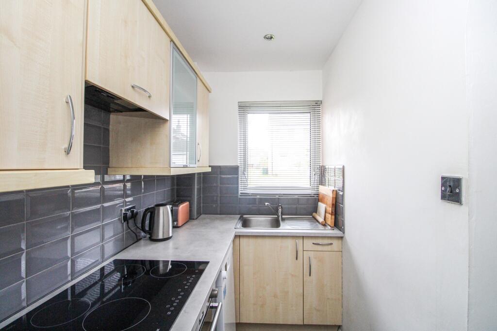 Oakfields, Worth, Crawley, West Sussex. RH10 7FL photo 4