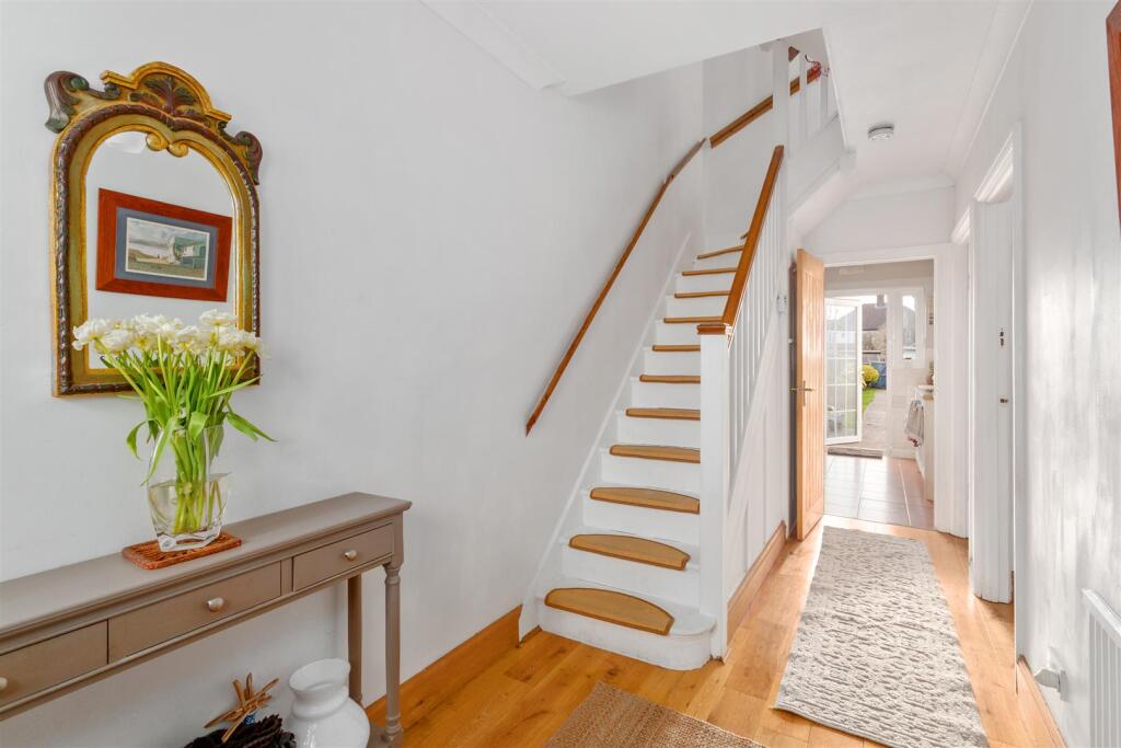 House in Sutton - View 3