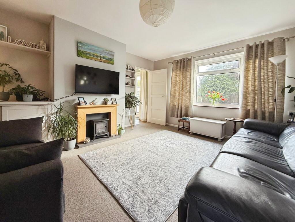 3-bed semi-detached on Rye, TN31, £300,000