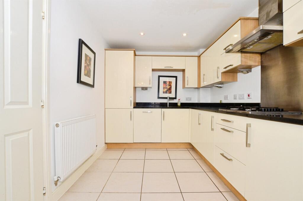 Three Valleys Way, BUSHEY photo 2