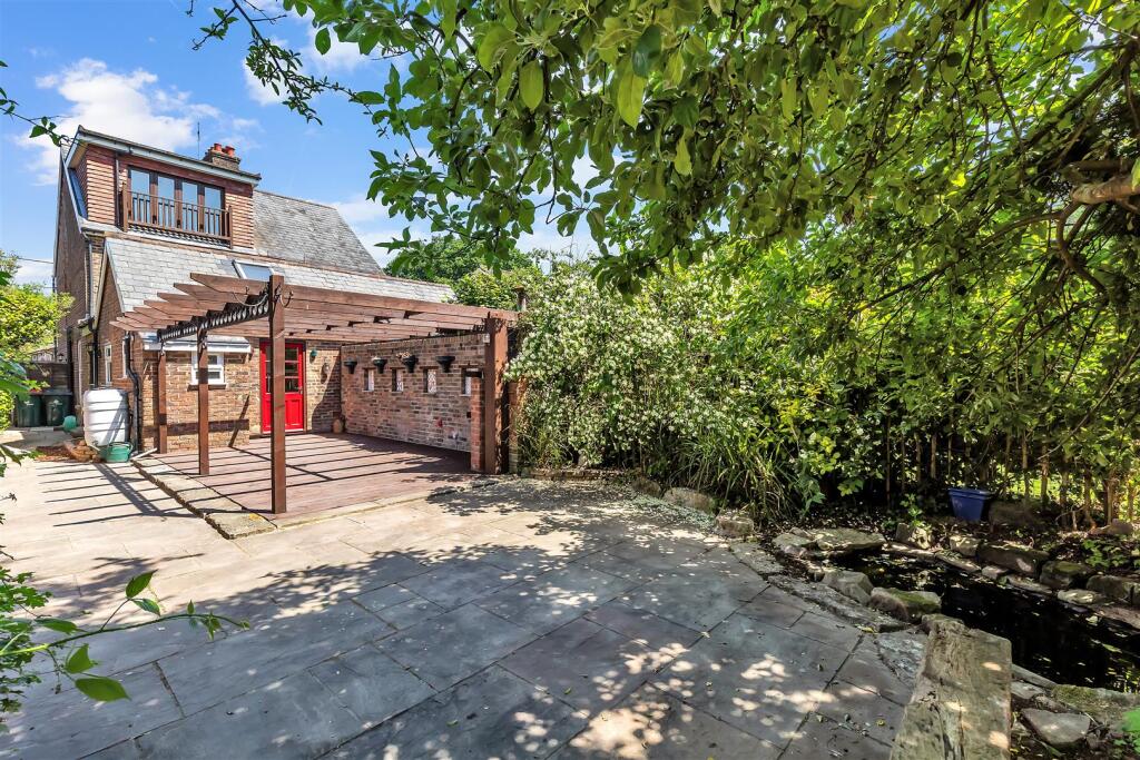 Woodfield Road, Crawley, Crawley