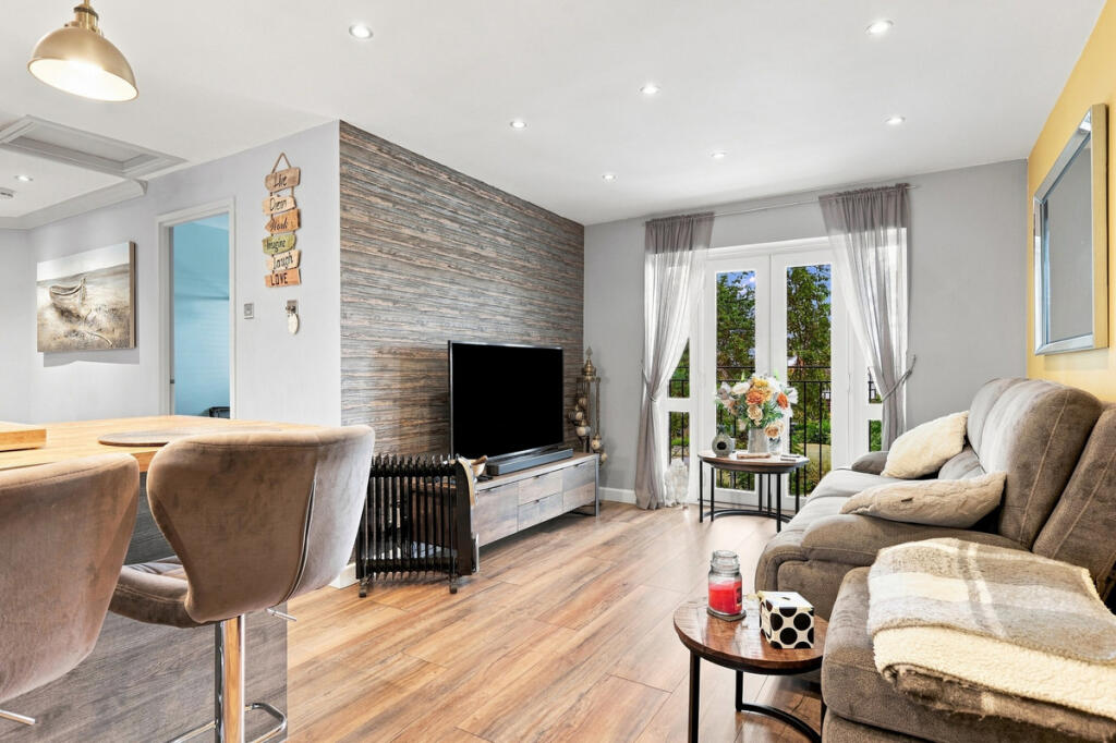 Apartment in Southend-on-Sea - More