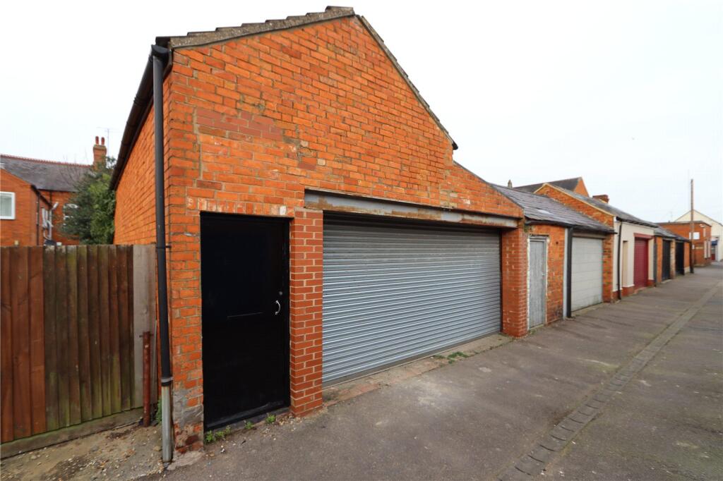Stratford Road, Wolverton, Milton Keynes, Bucks, MK12 photo 2