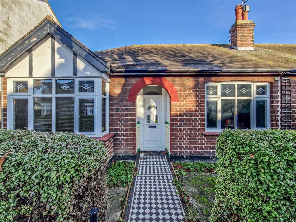 2-bed bungalow on St. Benets Road, Southend-on-Sea, £325,000