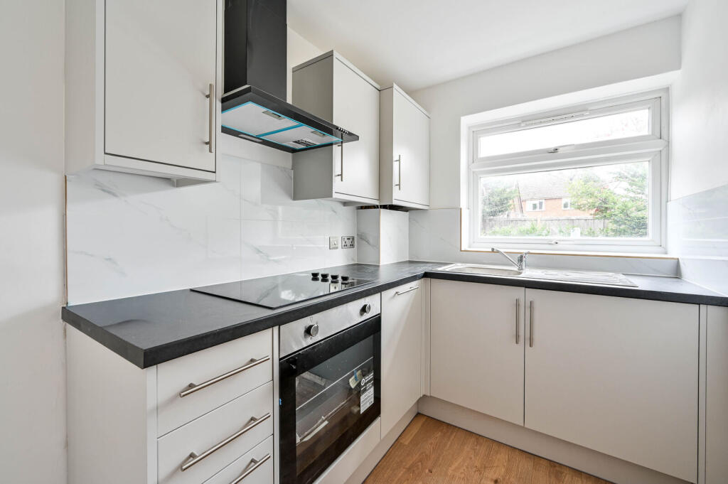 Apartment in Kingston upon Thames - View 3