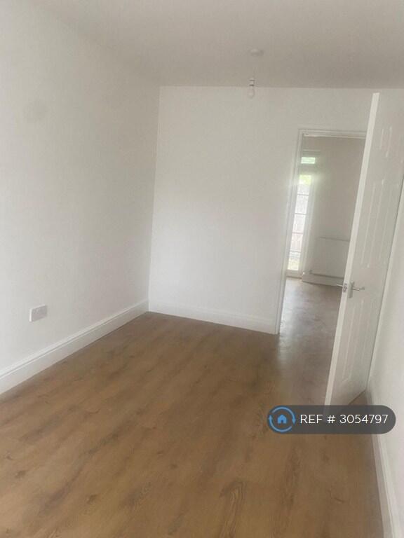 Apartment in Watford, Hertfordshire - View 2