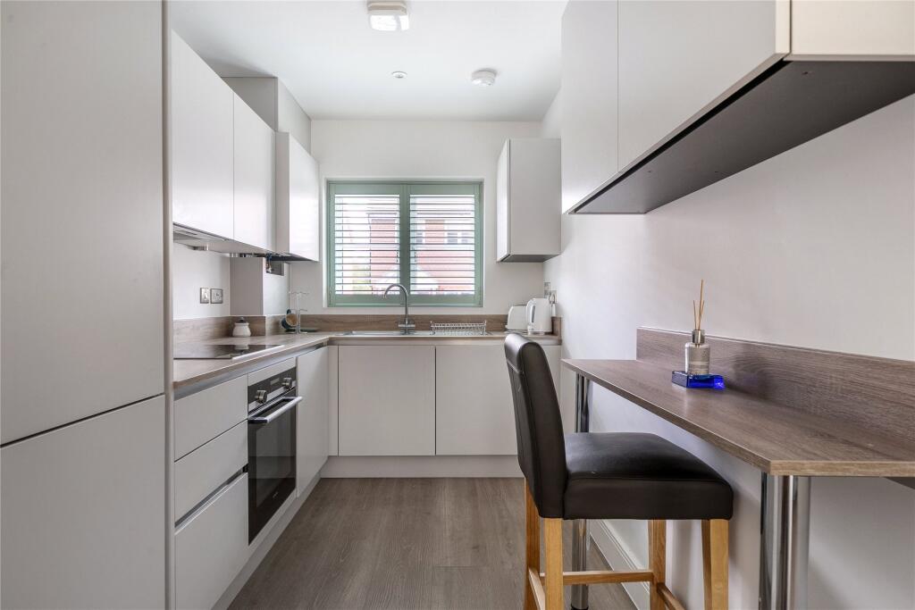 Hawthorn Road, Ottershaw, Chertsey, Surrey, KT16 photo 3